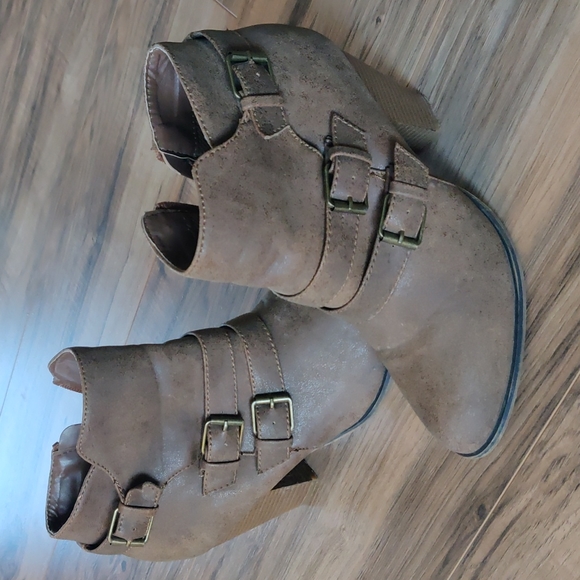 Forever Shoes - EUC Heeled Tan Buckle Ankle Booties